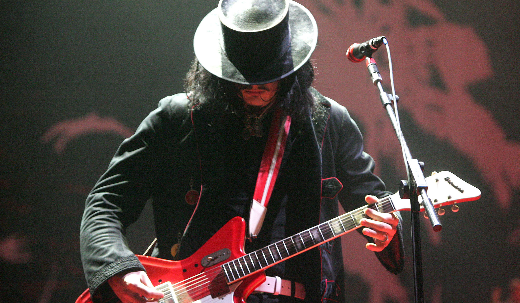 The white stripes. The White Stripes Джек Уайт. White Stripes гитара. Гитарист White Stripes. The White Stripes Guitar.